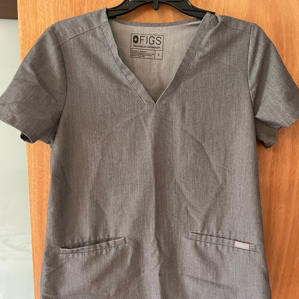 Figs Casma 3 pocket scrub top
